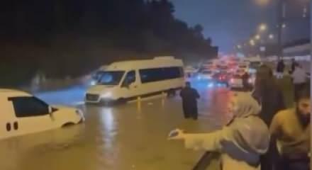 &Uuml;mraniye'de yağış nedeniyle ara&ccedil;lar mahsur kaldı