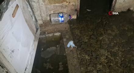 &Uuml;sk&uuml;dar'da r&ouml;gar patladı! Apartmanı pis su bastı