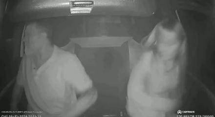 G&uuml;ney Afrika'da gasp&ccedil;ılarla &ccedil;atışan babanın kızını koruduğu anlar viral oldu