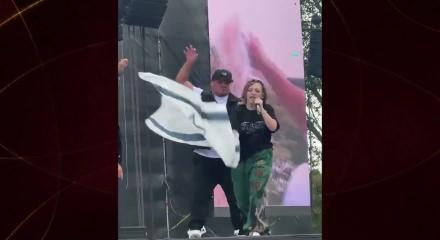 Rap&ccedil;i Chelo Hop&rsquo;tan Filistin&rsquo;e destek: Konserde İsrail bayrağını &ccedil;iğnedi