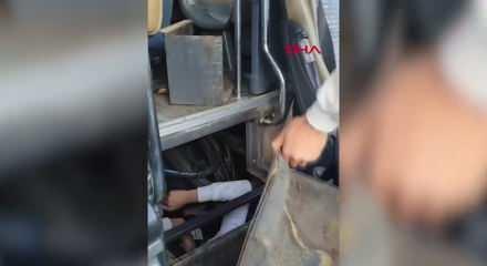 Ankara film gibi operasyon: Otob&uuml;s&uuml;n altından 5 g&ouml;&ccedil;men &ccedil;ıktı!