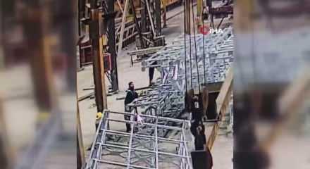 Ankara'da kahreden &ouml;l&uuml;m kamerada: &Ccedil;elik platformun altında kaldı