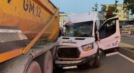 Arnavutk&ouml;y'de servis minib&uuml;s&uuml; kamyona &ccedil;arptı 9 kişi yaralandı