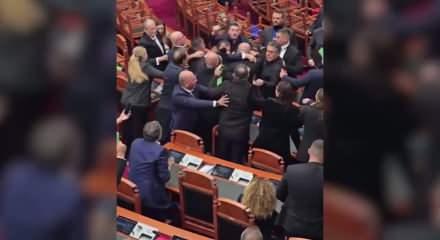 Arnavutluk'ta milletvekilleri birbirine girdi, yumruklar havada u&ccedil;uştu