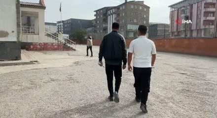 Baba-oğul aynı okulda sınava girdiler: "Amacımız herkesi okumaya teşvik etmektir"