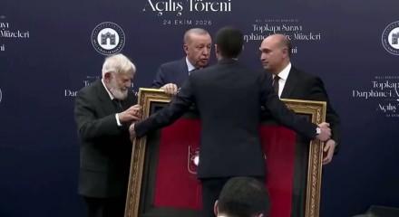 Cumhurbaşkanı Erdoğan'a Necm Suresi ayetli &ouml;zel sancak takdimi