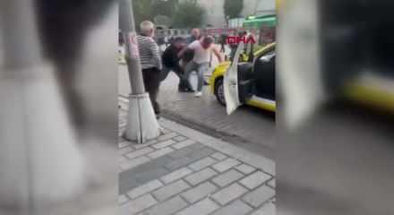 Fatih'te taksicilerin yolcu kavgasında yumruklar konuştu