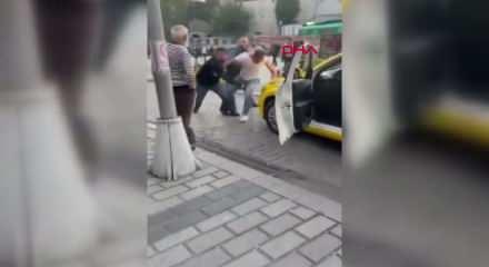 Fatih'te taksicilerin yumruklu 'yolcu alma' kavgası kamerada