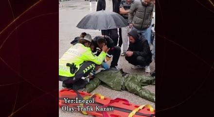 İ&ccedil;işleri Bakanı &Ccedil;ift&ccedil;i, kazada yaralanan gence şemsiye tutan trafik polisini tebrik etti