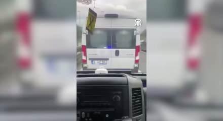Vakaya giden ambulansa pes dedirten engel! Servis s&uuml;r&uuml;c&uuml;s&uuml; bana mısın demedi!
