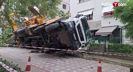 Kadık&ouml;y'de devrilen vin&ccedil; 11 katlı binaya &ccedil;arptı