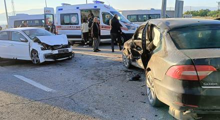 Malatya'da iki otomobilin &ccedil;arpıştığı kaza kamerada: 1'i ağır 6 yaralı