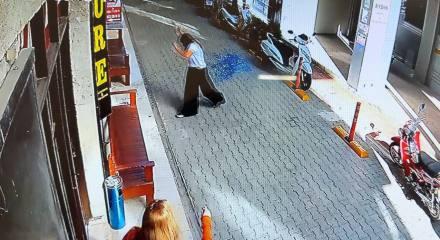 Mersin'de faciadan d&ouml;n&uuml;ld&uuml;: Cam, sokaktaki kadının yanına d&uuml;şt&uuml;