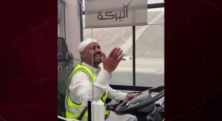 Mekke yollarında g&ouml;n&uuml;lleri ısıtan kare: Arap şof&ouml;r T&uuml;rk&ccedil;e ilahiye coşkuyla eşlik etti