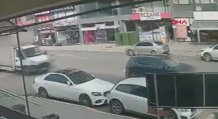 Pendik'te hafriyat kamyonunun eczaneye girdiği anlar kamerada!