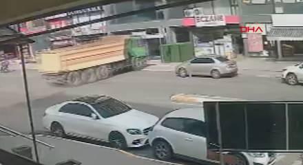 Pendik'te hafriyat kamyonunun eczaneye girdiği anlar kamerada!