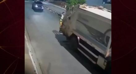 Brezilya'da dehşet anları! &Ccedil;arpışmayı son anda fark eden iş&ccedil;i &ouml;l&uuml;mden d&ouml;nd&uuml;!