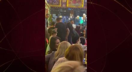 Sahnede rahatsızlanan Hakkı Bulut sedyeyle hastaneye kaldırıldı