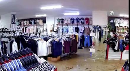 Selin ortasında kalan vatandaşların kurtarılma anları ortaya &ccedil;ıktı