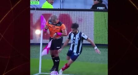 S&uuml;per Lig'in eski yıldızı korner kullanırken hakeme &ccedil;arpıp d&uuml;şt&uuml;! Dalga konusu oldu