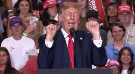 Trump'tan miting sırasında ilgin&ccedil; hareketler: Trans halterci taklidi yaptı!