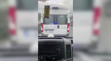 Vakaya giden ambulansa pes dedirten engel! Servis s&uuml;r&uuml;c&uuml;s&uuml; bana mısın demedi!