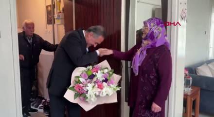 Yalova'da mazgalı temizleyerek g&uuml;ndem olan teyzeyi Vali ziyaret etti