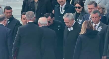Yeni Parti lideri &Ouml;zg&uuml;r &Ouml;zel ile Kılı&ccedil;daroğlu aynı t&ouml;rende biraraya geldi ortam bir anda gerildi