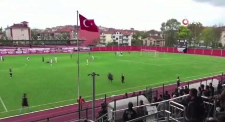 Yeşil sahada korku dolu anlar! Kalp krizi ge&ccedil;iren futbolcu hastaneye kaldırıldı