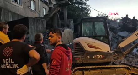 Zonguldak&rsquo;ta 3 katlı bina &ccedil;&ouml;kt&uuml;; enkazda kalan 2 kişiden 1&rsquo;i kurtarıldı