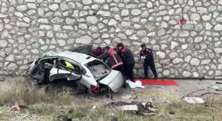 &Ccedil;orum'da feci kaza! Karşı şeride ge&ccedil;en otomobil cipe &ccedil;arptı: 4 &ouml;l&uuml;, 2 yaralı!