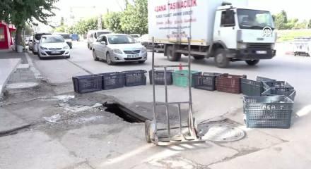 Adana'da &ccedil;&ouml;ken yolda ekipler &ccedil;alışma başlattı