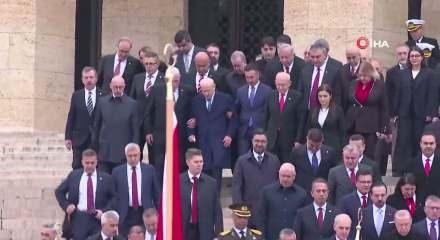 Anıtkabir'de &ccedil;arpıcı anlar kamerada! M&uuml;savat Dervişoğlu, Bah&ccedil;eli'nin koluna girip...