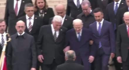 Anıtkabir'de &ccedil;arpıcı anlar kamerada! M&uuml;savat Dervişoğlu, Bah&ccedil;eli'nin koluna girip...