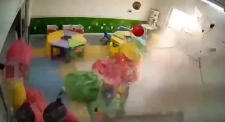 Brezilya&rsquo;da k&uuml;&ccedil;&uuml;k u&ccedil;ak anaokuluna d&uuml;şt&uuml;! O anlar kamerada