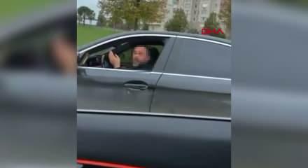 B&uuml;y&uuml;k&ccedil;ekmece'de trafikte yol verme tartışması: Tartıştığı s&uuml;r&uuml;c&uuml;n&uuml;n aracına &ccedil;arpıp ka&ccedil;tı