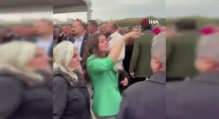 CHP'liler ve Yeni Partililer birbirine girdi! K&uuml;rs&uuml;de &ouml;vd&uuml;ğ&uuml; isim ortalığı karıştırdı