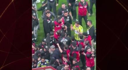 Derbi sonrasında Mert Hakan Yandaş'ın polis memurunu itiklemesi tepki &ccedil;ekti