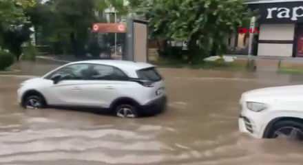 Diyarbakır'da sağanak; yollar g&ouml;le d&ouml;nd&uuml;, su baskınları yaşandı