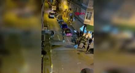 Fatih&rsquo;te maganda dehşeti! Hızlı ge&ccedil;me kavgasında silahlar ve bı&ccedil;aklar &ccedil;ekildi!