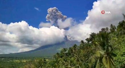 Filipinler'deki Mayon Yanardağı k&uuml;l p&uuml;sk&uuml;rtt&uuml;
