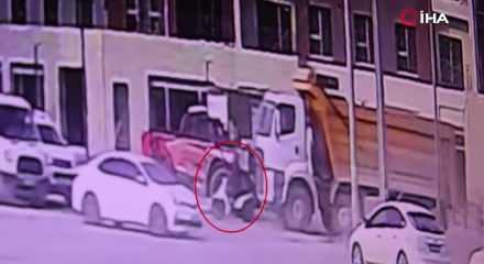 Hatay'da feci kaza!&nbsp;Hafriyat kamyonunun altında kalan motosikletli can verdi!
