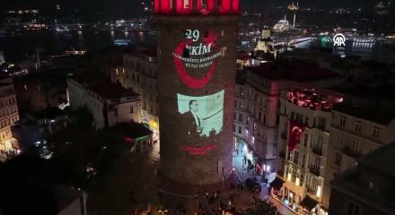 Galata Kulesi, Cumhuriyet'in 103. yılında Atat&uuml;rk'&uuml;n fotoğraflarıyla aydınlatıldı
