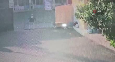 Gaziantep'te halde &uuml;zerine demir kapı d&uuml;şen bek&ccedil;i yaralandı