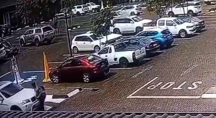 Alışveriş merkezi &ouml;n&uuml;nde polisi ezen s&uuml;r&uuml;c&uuml; cinayetle su&ccedil;lanıyor