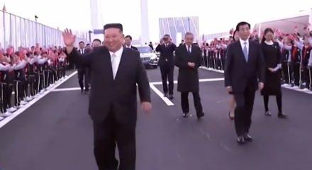 Hakkında &ouml;ld&uuml; iddiaları &ccedil;ıkan Kim Jong-Un &Ccedil;in sınırında ortaya &ccedil;ıktı
