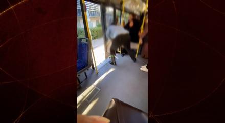 İzmir'de halı krizi! Otob&uuml;s şof&ouml;r&uuml; halıyı dışarı attı, ortalık karıştı!