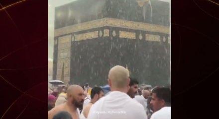 Kabe'de M&uuml;sl&uuml;manlar sağanak altında tavaf yaptı