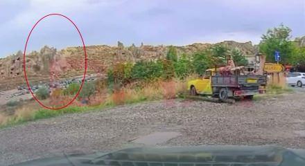 Kapadokya'da peribacasından kopan kayaların d&uuml;şme anına ait g&ouml;r&uuml;nt&uuml;ler ortaya &ccedil;ıktı