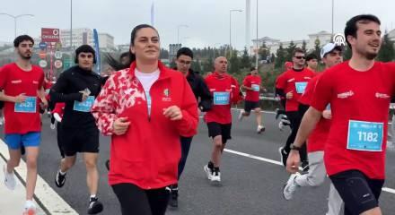 Kocaeli b&uuml;y&uuml;kşehir Belediyesi'nin Osmangazi Cumhuriyet Koşusu'na binlerce kişiyi katıldı